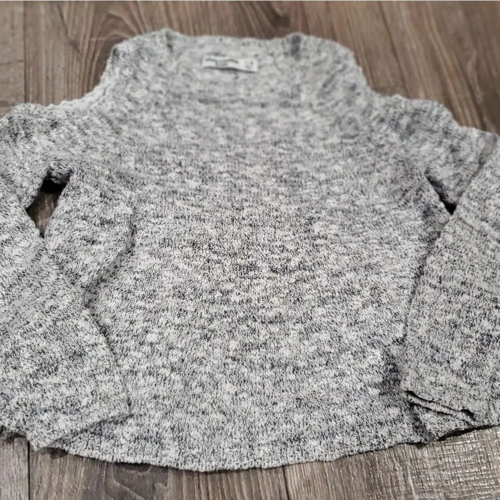 Girls Abercrombie Sweater Size 7-8 Kids Gray Sweater With An Open Shoulder